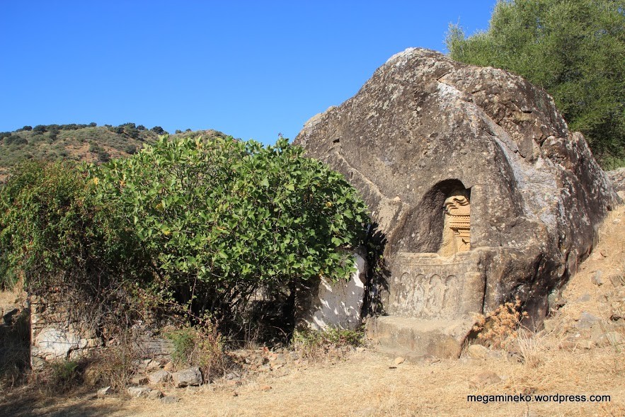 Vista del sendero y entorno natural que lleva a la Casa de Piedra de Cortes de la Frontera, con el paisaje característico del Parque Natural de Los Alcornocales