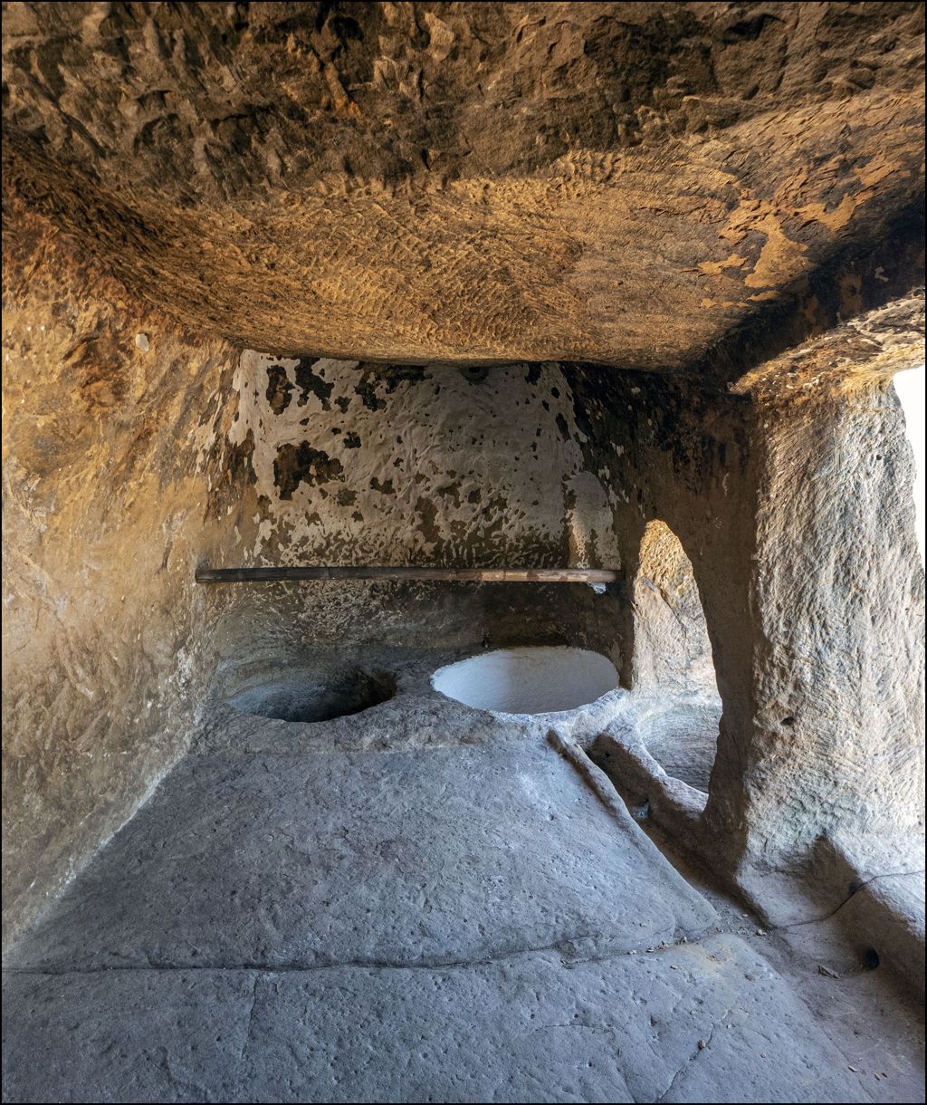Interior de la Casa de Piedra de Cortes de la Frontera con arcos de medio punto, hornacinas y columnas talladas en la arenisca, posibles elementos de la iglesia mozárabe
