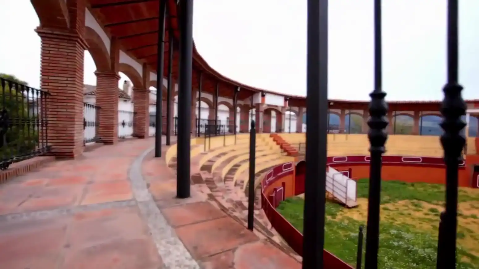 Vista histórica de la Plaza de Toros de Cortes de la Frontera mostrando el ruedo y las gradas durante un festejo taurino, Serranía de Ronda, Málaga