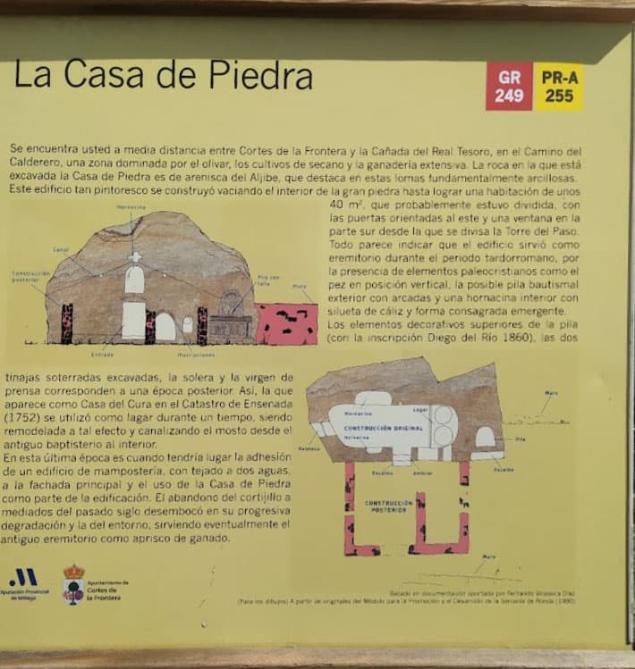 Vista general de la Casa de Piedra de Cortes de la Frontera, monumento rupestre excavado en arenisca del Aljibe en el Parque Natural de Los Alcornocales, Málaga